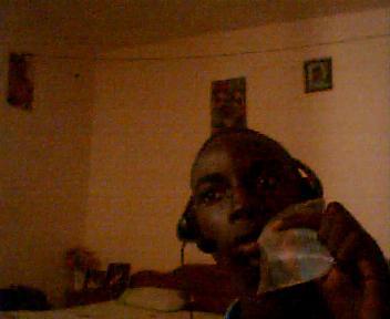 JE SUIS ENTRAIN DE BOIRE DE L'EAU